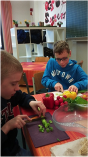 Schüler der Hasselbrink-Schule bereiten sich eine kleine Mahlzeit.